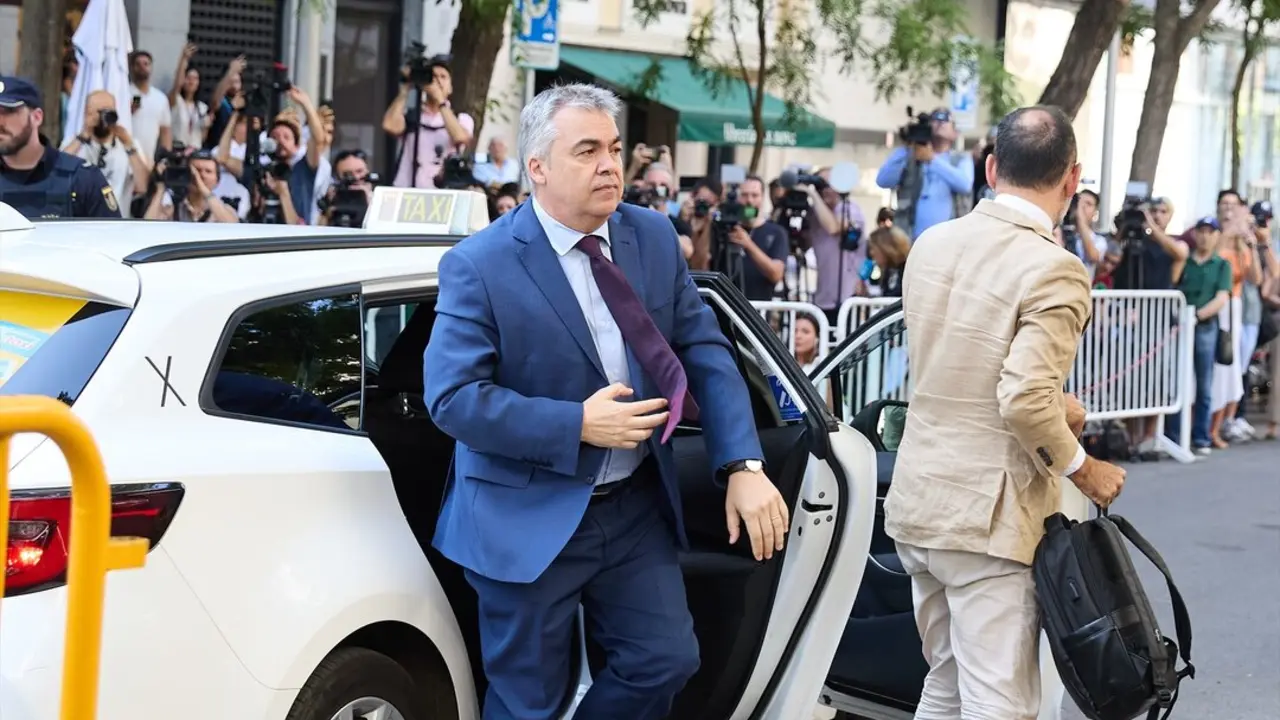 El exsecretario de Organizaci&oacute;n del PSOE Santos Cerd&aacute;n a su llegada a declarar en el Tribunal Supremo. / Jes&uacute;s Hell&iacute;n