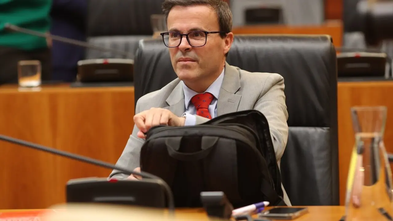 El diputado del PSOE, Miguel &Aacute;ngel Gallardo, durante el debate sobre el Estado de la Regi&oacute;n de Extremadura. / Jorge Armestar