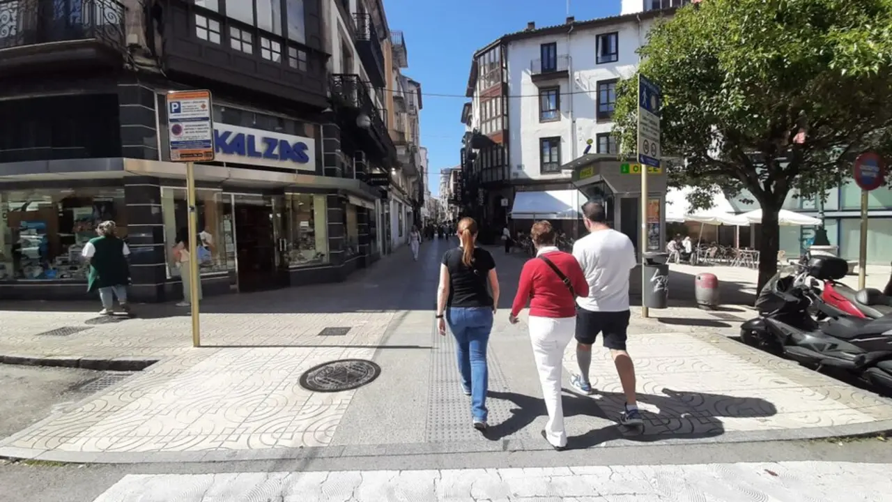 Varias personas paseando por la calle Consolaci&oacute;n en Torrelavega. / S.D.