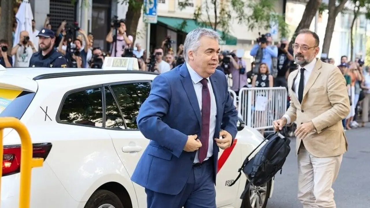 El exsecretario de Organizaci&oacute;n del PSOE Santos Cerd&aacute;n a su llegada a declarar en el Tribunal Supremo. / Jes&uacute;s Hell&iacute;n
