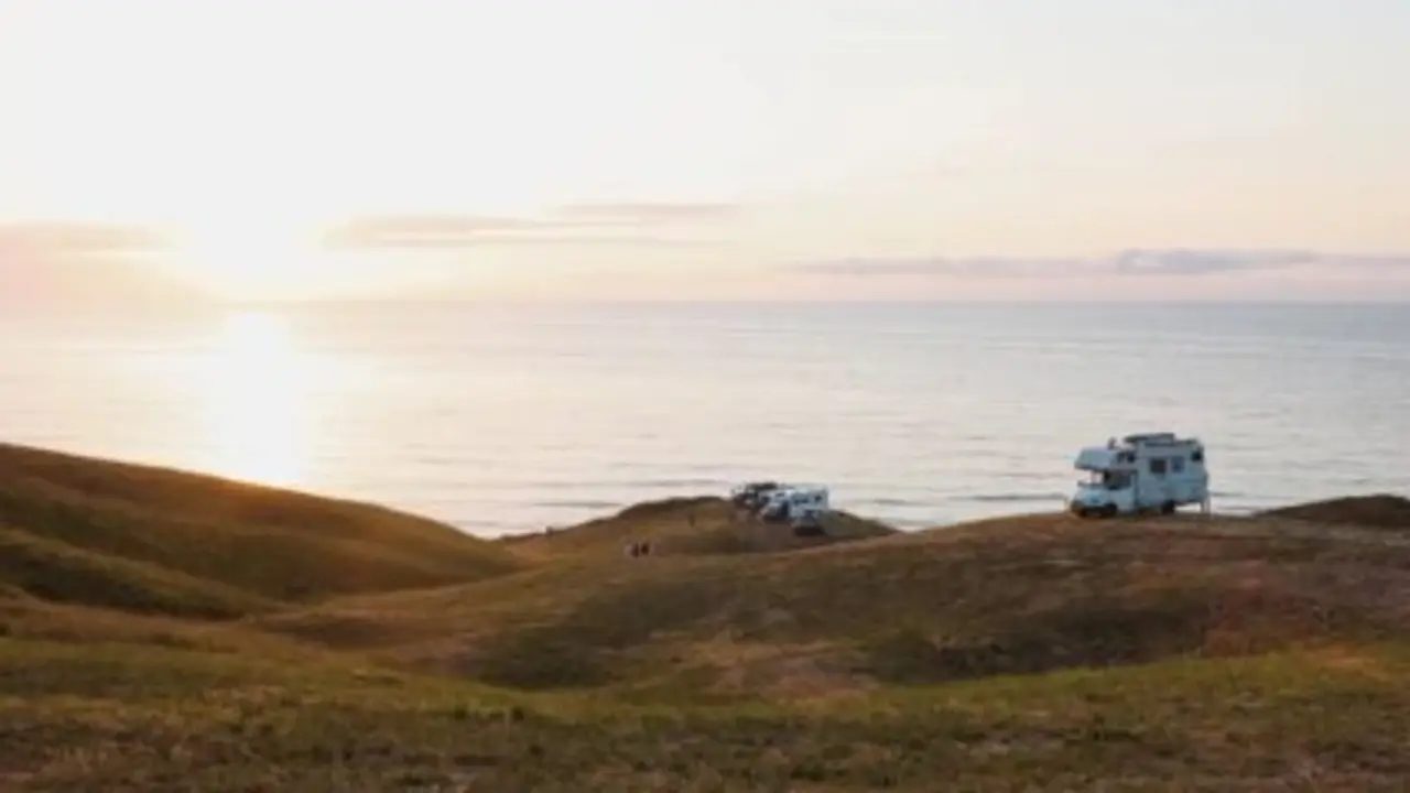 Caravanas aparcadas en la costa c&aacute;ntabra durante la puesta de sol. / A.S.