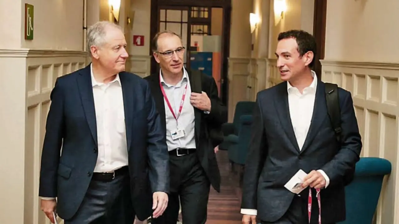 El consejero Eduardo Arasti, junto a Jos&eacute; Luis Bosque (Universidad de Cantabria) y Javier Garc&iacute;a (XDC Properties), conversan tras participar en el desayuno informativo del curso de la UIMP sobre inteligencia artificial, ciberseguridad y supercomputaci&oacute;n. / ALERTA