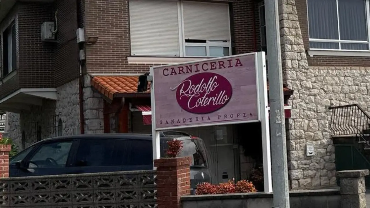 La carnicer&iacute;a Rodolfo Coterillo, en Mogro, con la persiana bajada tras la repentina muerte de su due&ntilde;o. Un lugar de encuentro y confianza para el pueblo, que hoy llora a su carnicero m&aacute;s querido.
