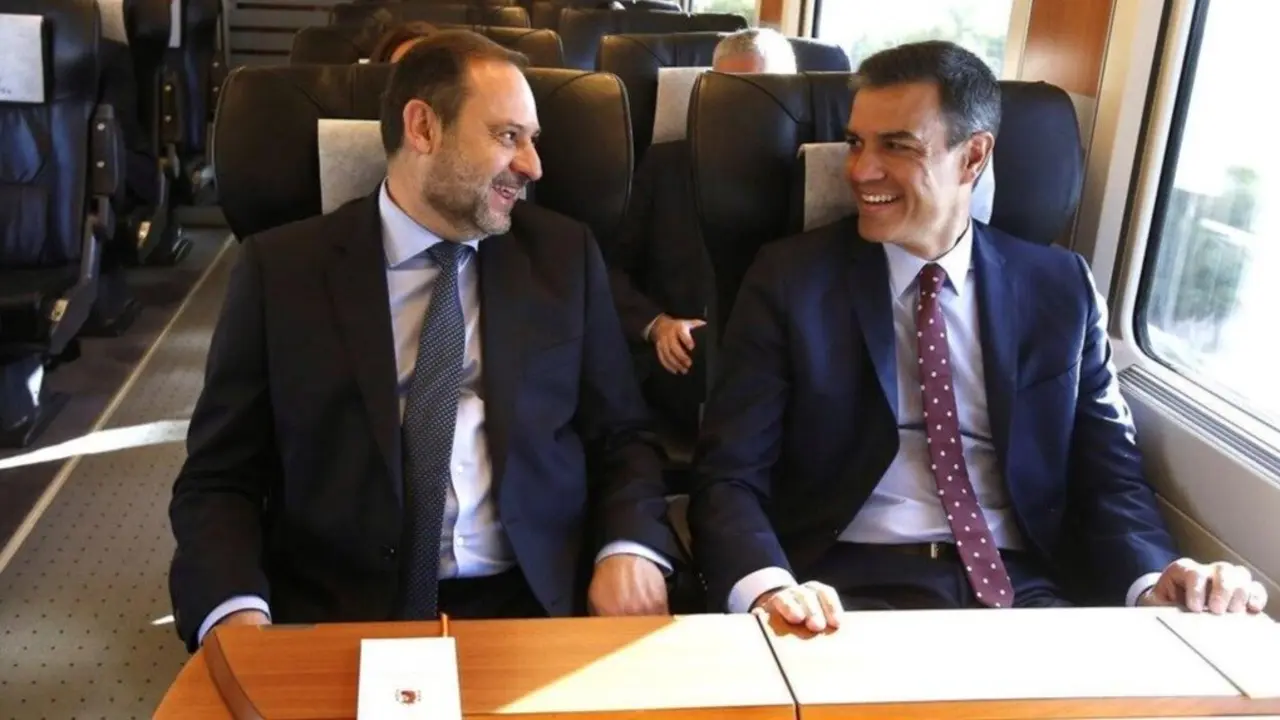 Jos&eacute; Luis &Aacute;balos y Pedro S&aacute;nchez, en un viaje oficial en tren. Ambos han quedado vinculados a causas judiciales que afectan al entorno del PSOE.
