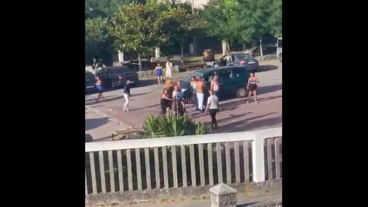 Imagen captada por un testigo que muestra parte de la reyerta multitudinaria en Artes, Ribeira, durante la tarde del martes. Varios implicados se enfrentaron en plena v&iacute;a p&uacute;blica tras una celebraci&oacute;n familiar.