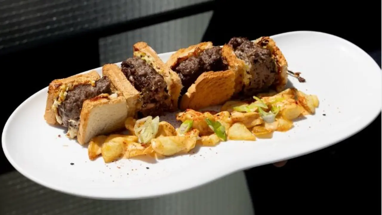 Bocata de Vaca Ahumado acompa&ntilde;ado con &ldquo;Brava Koreanas&rdquo;. / H.A.