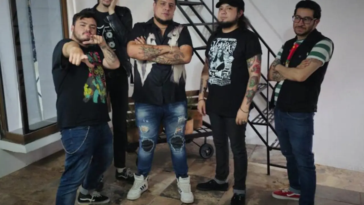 El grupo mexicano de garage rock 'Los intrusos'. / x