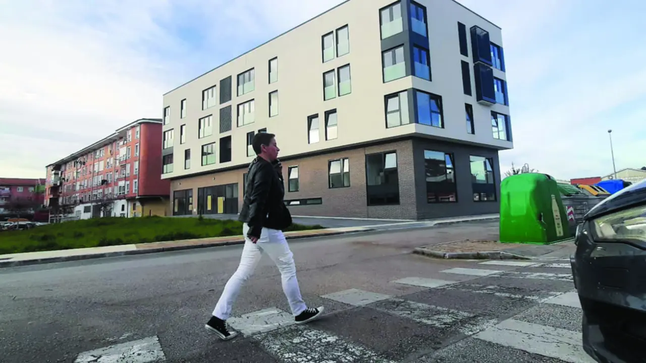 Una persona cruza por un paso de peatones frente al nuevo edificio del Hogar del Transe&uacute;nte en Torrelavega. / Alerta