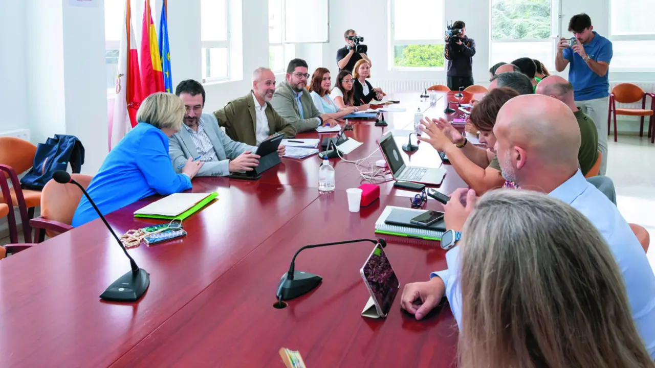 El consejero de Educaci&oacute;n, Sergio Silva, y su equipo se reunieron con los sindicatos, acercando posturas. / Alerta
