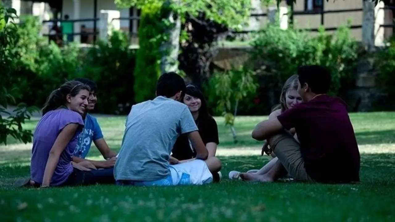 J&oacute;venes en un parque. / EP