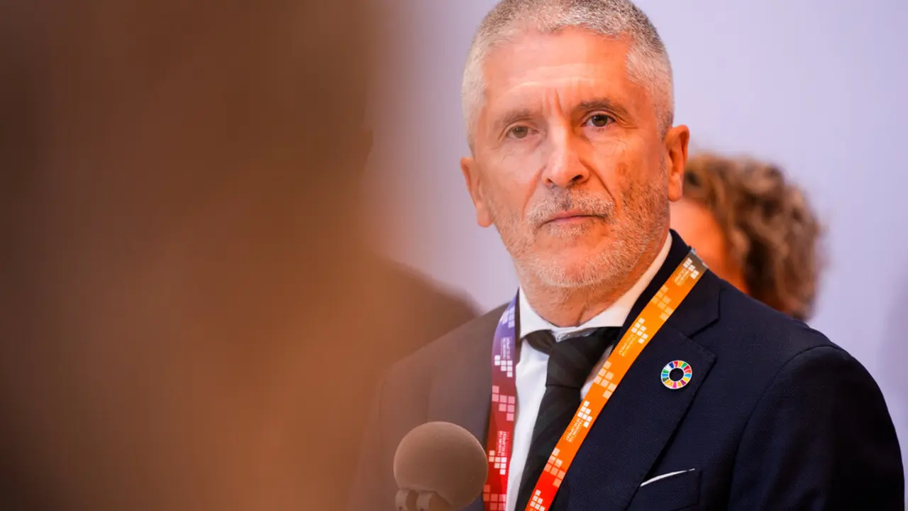 El ministro del Interior, Fernando Grande-Marlaska, atiende a los medios de comunicaci&oacute;n. / Joaqu&iacute;n Corchero
