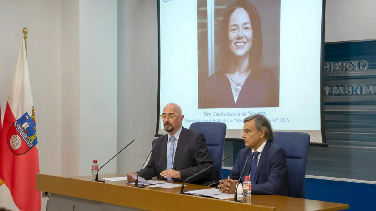 El consejero de Salud, C&eacute;sar Pascual, informa, en rueda de prensa, del Premio Nacional de Medicina Marqu&eacute;s de Valdecilla. / A.E.