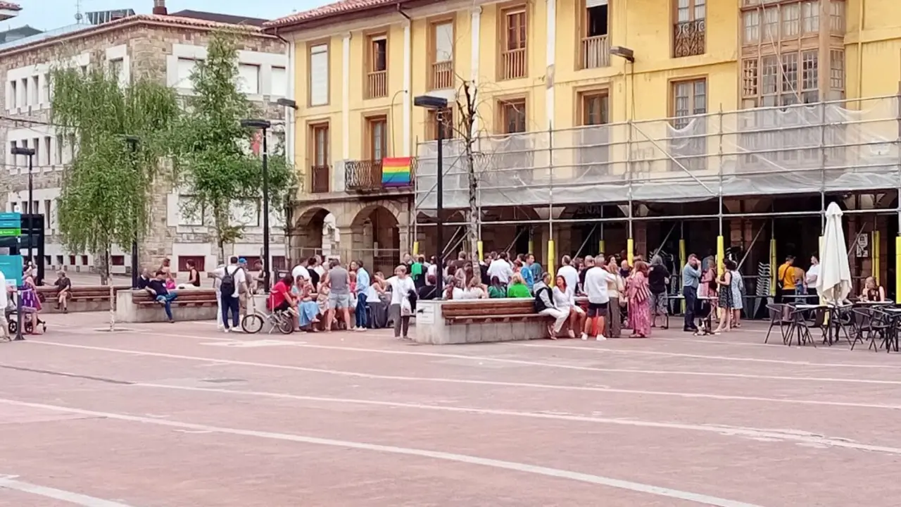 Varias personas toman "la &uacute;ltima" en la Bol&iacute;stica. / TSM