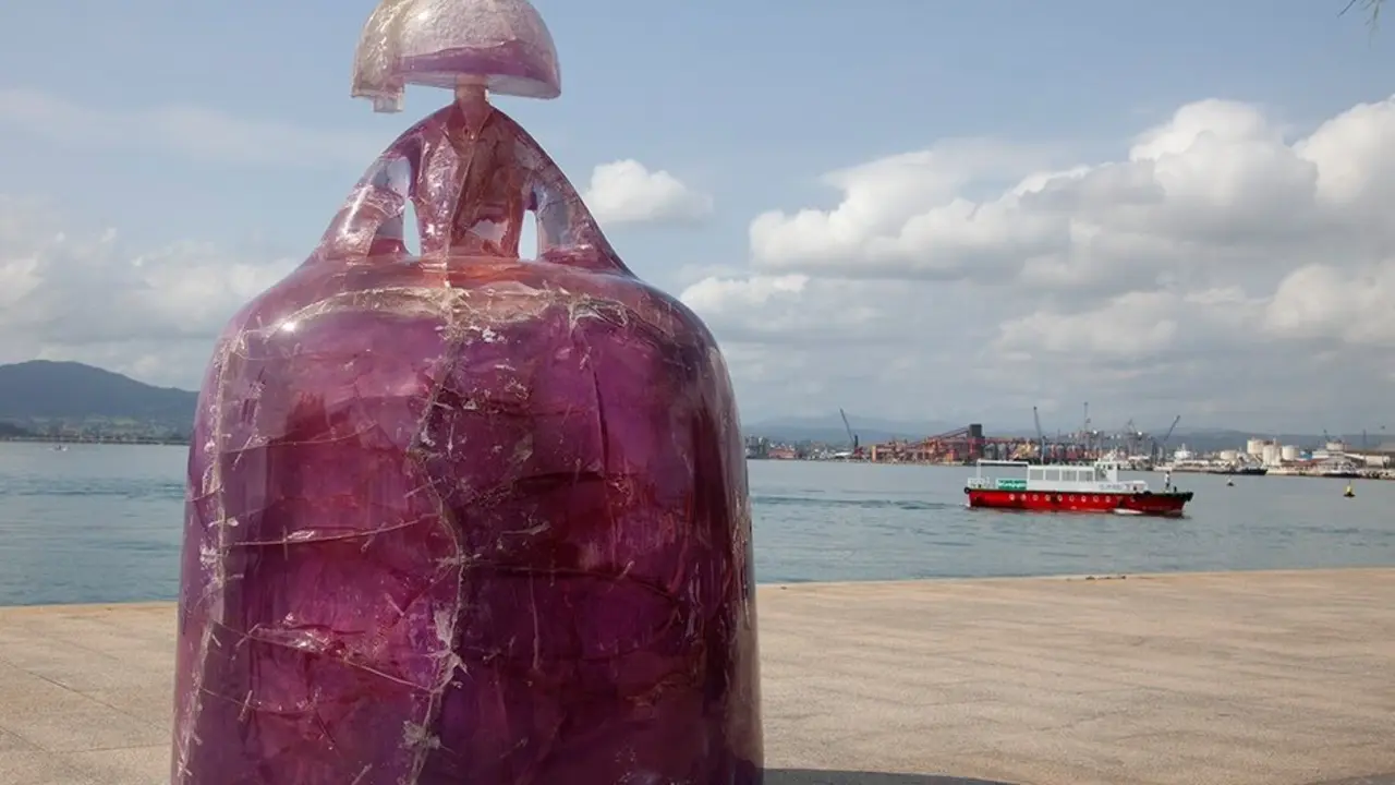 Las reinas marianas de Manolo Vald&eacute;s dialogan con la bah&iacute;a de Santander. / &Oacute;pera Gallery