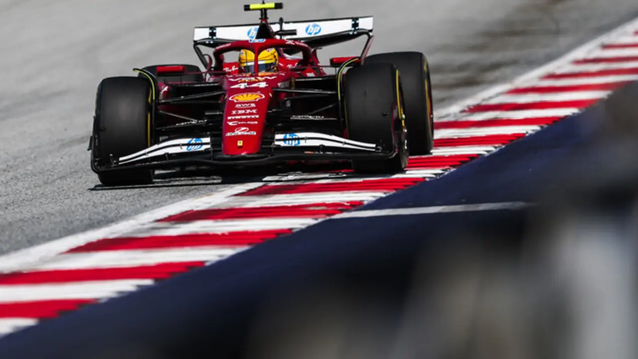 El piloto brit&aacute;nico Lewis Hamilton sobre el circuito de Silverstone. / x