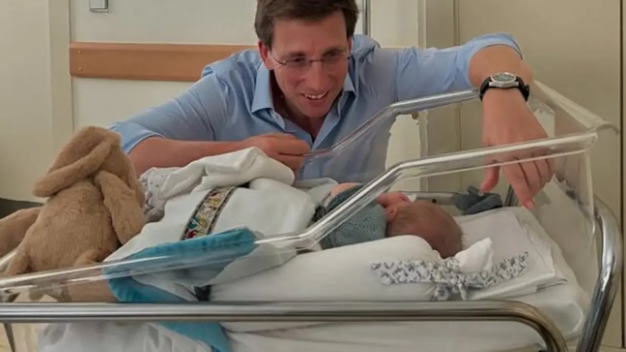El alcalde de Madrid , Jos&eacute; Luis Mart&iacute;nez Almeida, junto a su hijo Lucas. / Instagram