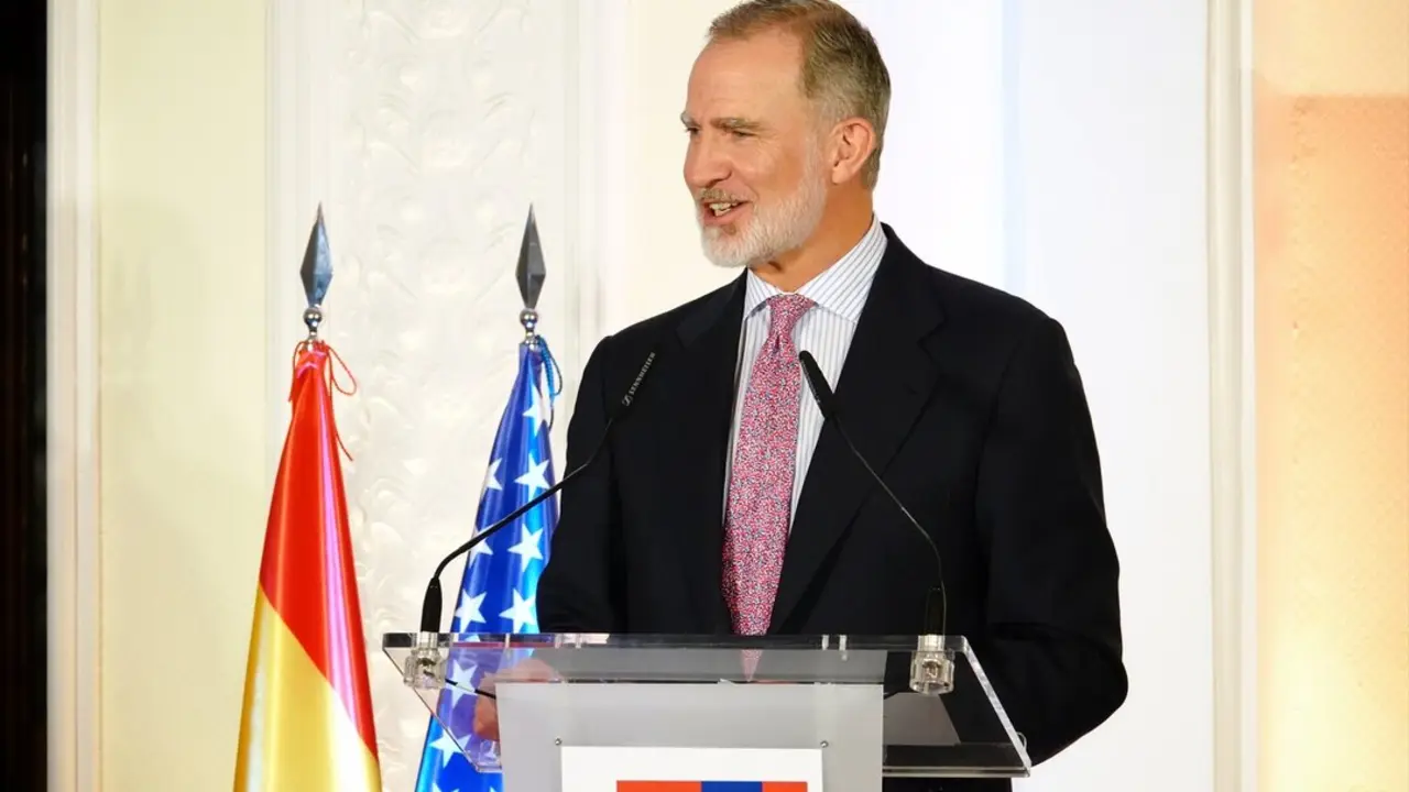 El Rey Felipe VI interviene durante la cena de inauguraci&oacute;n de la 28&ordm; edici&oacute;n del Foro Espa&ntilde;a-Estados Unidos en Santander. / Xuan Cueto