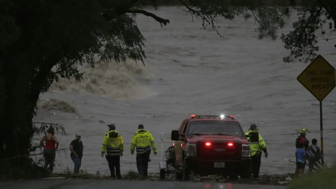 Los socorristas escanean las orillas del r&iacute;o Guadalupe en Ingram, Texas, mientras realizan esfuerzos de rescate para encontrar personas arrastradas por las inundaciones. / EP