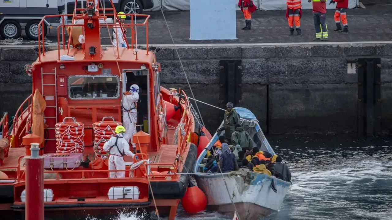 Un cayuco a su llegada al puerto de La Restinga. / Antonio Sempere