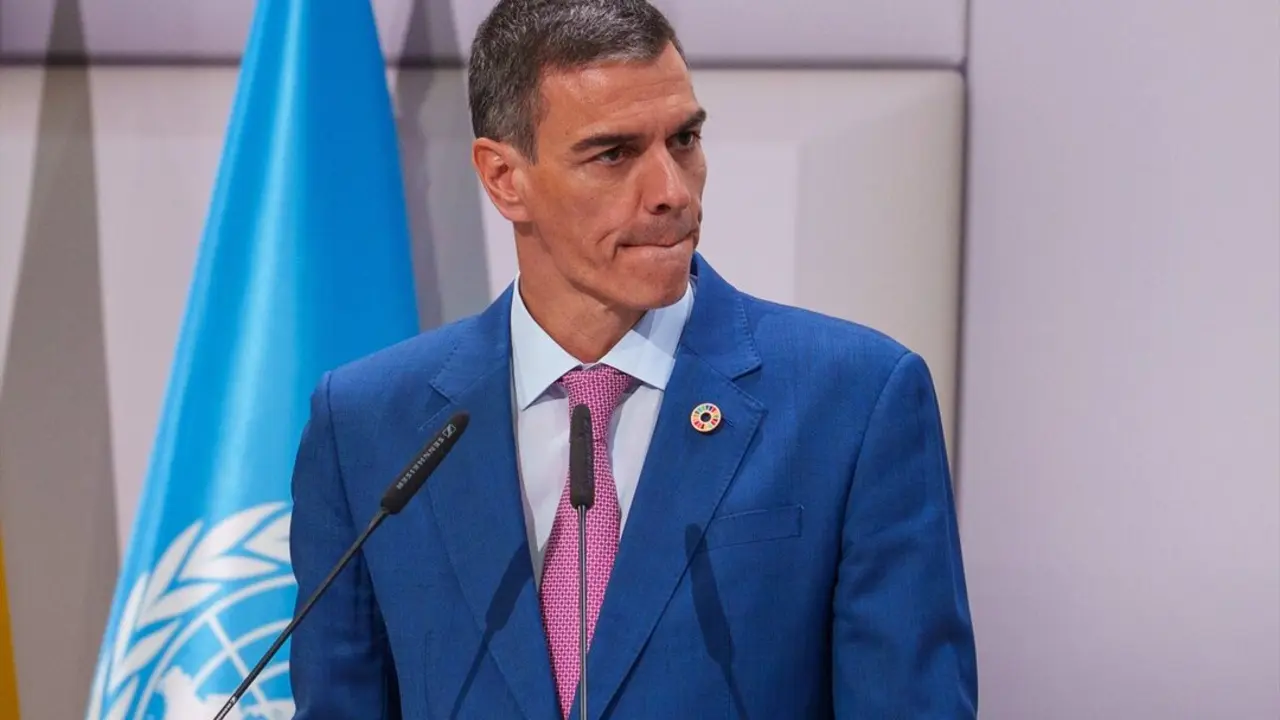 El presidente del Gobierno, Pedro S&aacute;nchez atiende a los medios de comunicaci&oacute;n. / Francisco J. Olmo