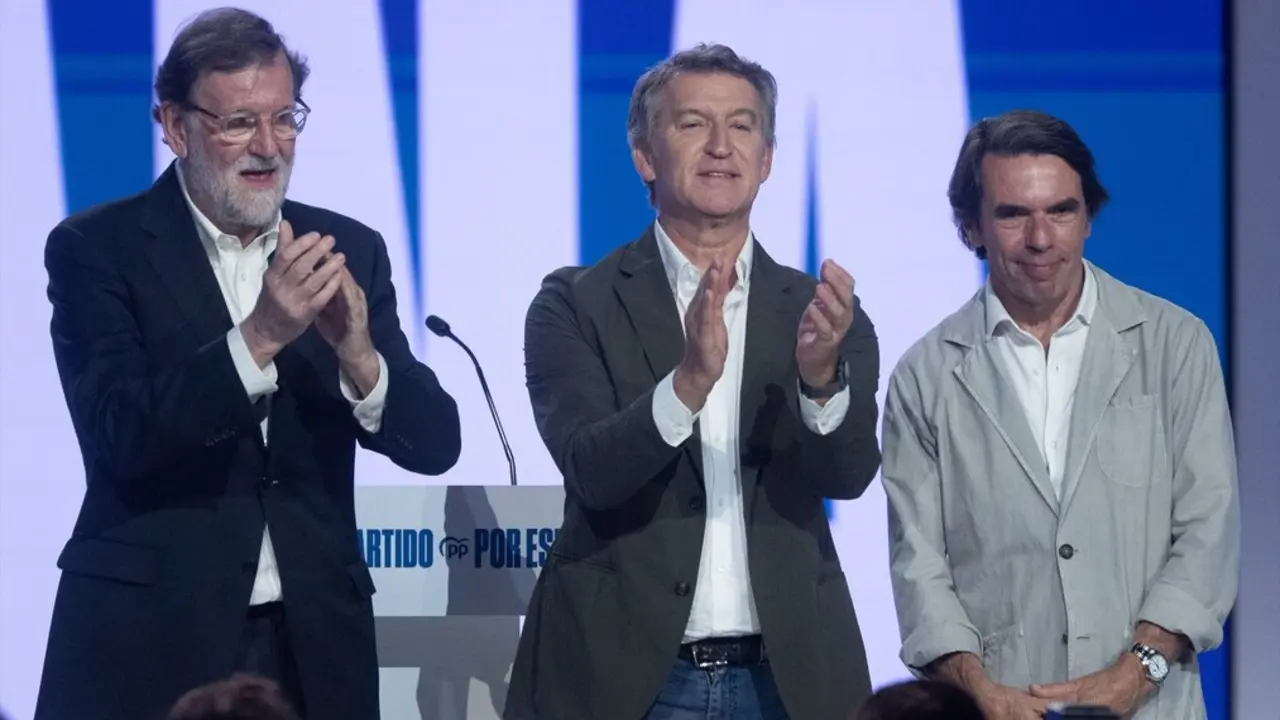 (I-D) El expresidente del Gobierno, Mariano Rajoy, el presidente del PP, Alberto N&uacute;&ntilde;ez Feij&oacute;o, y el expresidente del Gobierno, Jos&eacute; Mar&iacute;a Aznar, durante el XXI Congreso Nacional del Partido Popular. / Eduardo Parra
