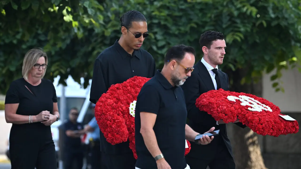 Virgil Van Dijk y Andy Robertson, del Liverpool, llegan al funeral de Diogo Jota en la Iglesia Matriz de Gondomar, en la localidad de Gondomar. / EP