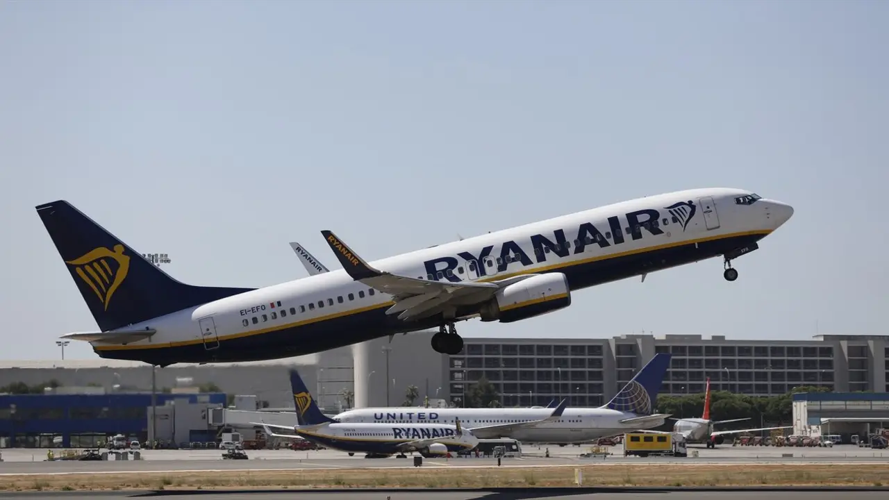 Un avi&oacute;n de Ryanair despega del aeropuerto. / Clara Margais