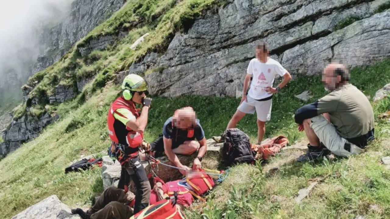 Los servicios de rescate atienden al herido. / 112 Cantabria