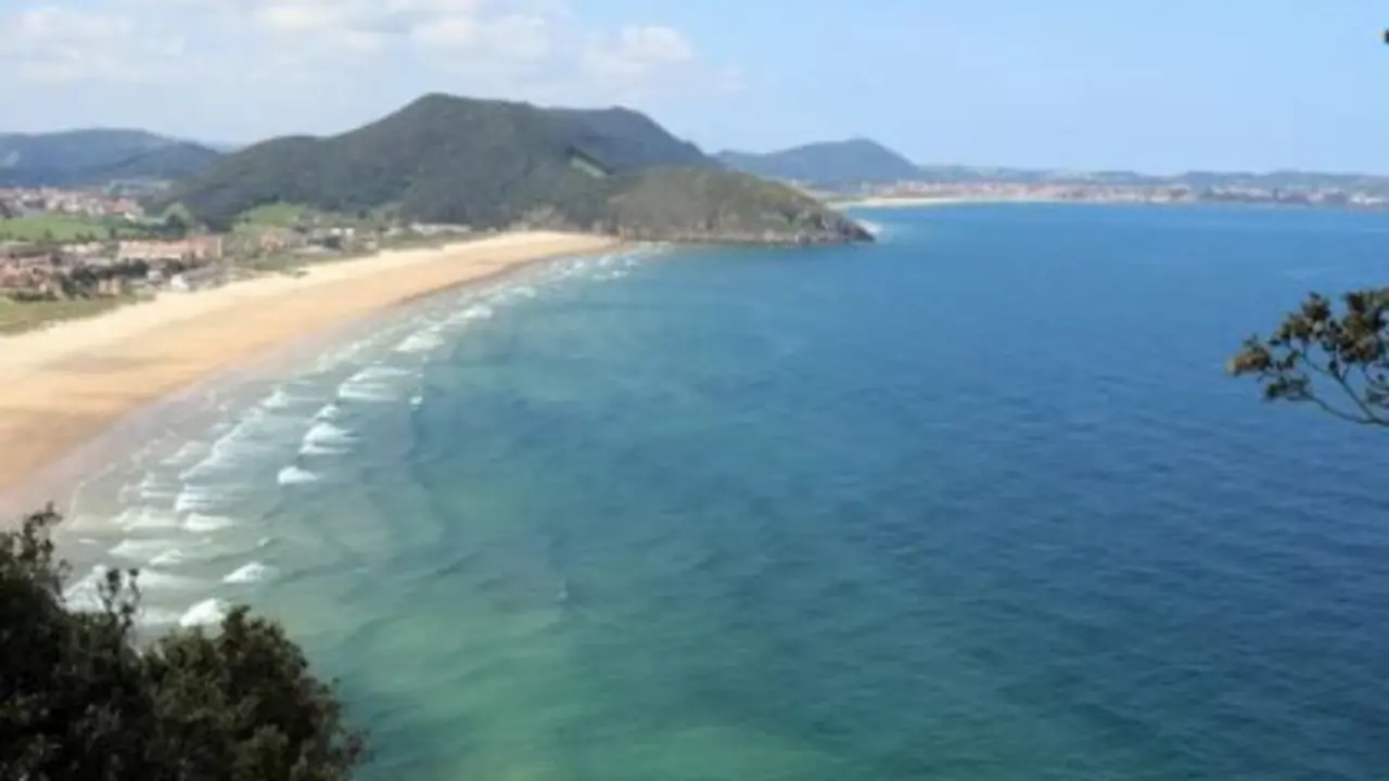 Playa de Berria, en Santo&ntilde;a, una de las elegidas por los veraneantes. / A.S.