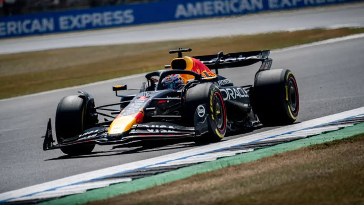 El piloto holand&eacute;s Max Verstappen sobre Silverstone. / x