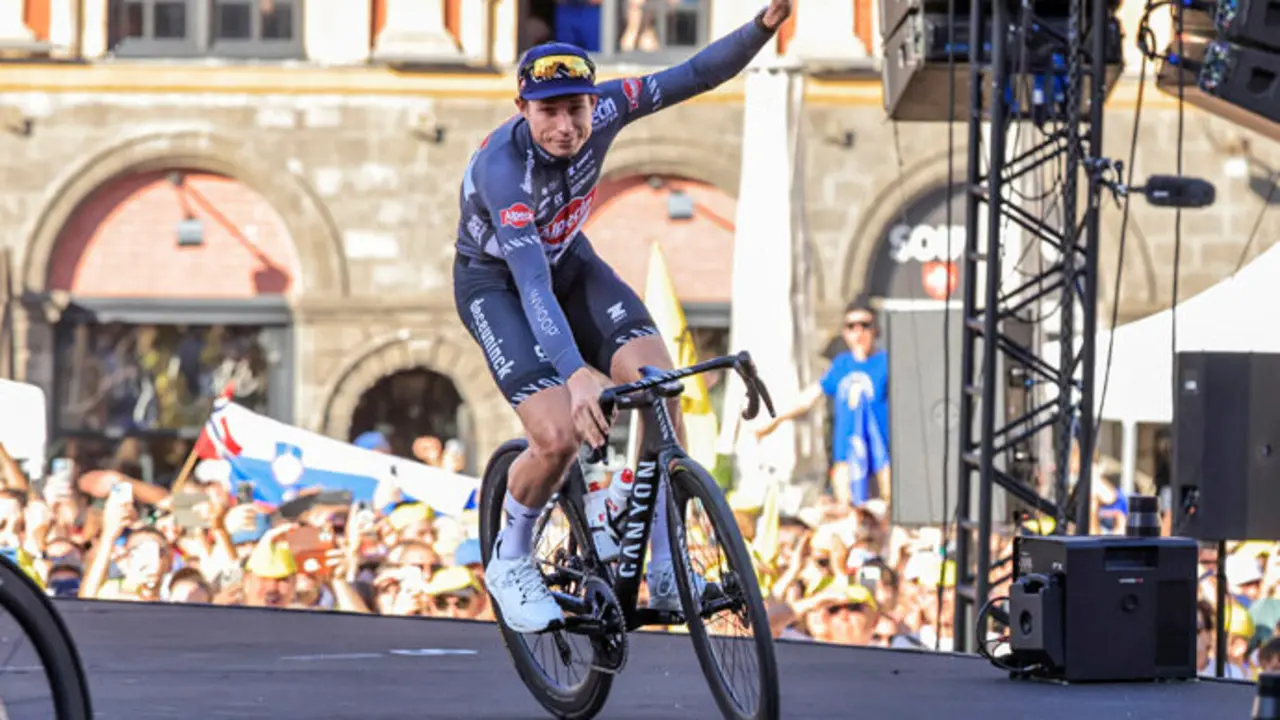 El ciclista Jasper Philipsen de equipo Alpecin - Deceuninck. / x
