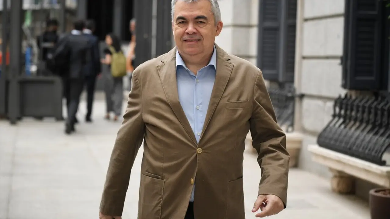 El exsecretario de organizaci&oacute;n del PSOE, Santos Cerd&aacute;n, a su llegada a una sesi&oacute;n de control al Gobierno. / Fernando S&aacute;nchez