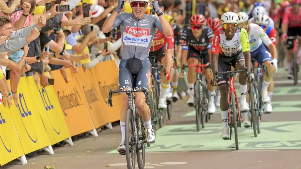 El ciclista belga Jasper Philipsen, del equipo Alpecin-Deceuninck, celebra al cruzar la meta y ganar la primera etapa del Tour de Francia, de 184,9 kil&oacute;metros en Lille. / Stefano Cavasino
