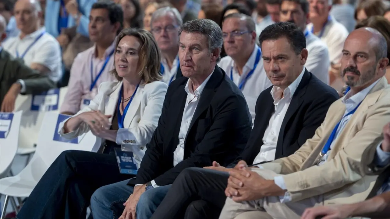 (I-D) La diputada del PP y exsecretaria general del PP, Cuca Gamarra, el presidente del PP, Alberto N&uacute;&ntilde;ez Feij&oacute;o, el primer ministro de Portugal, Lu&iacute;s Montenegro, y el presidente del Senado, Pedro Roll&aacute;n. / Albeto Ortega