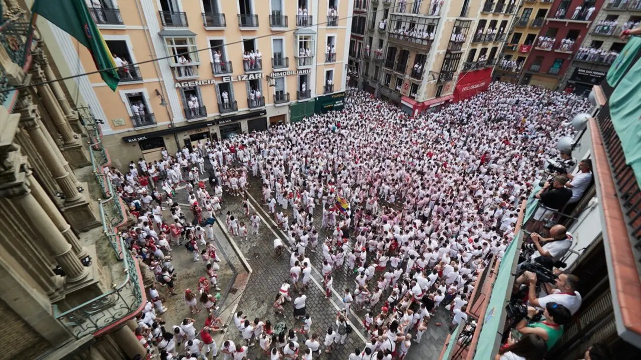 Miles de personas antes del Chupinazo de San Ferm&iacute;n 2025, en la Plaza del Ayuntamiento. / Eduardo Sanz