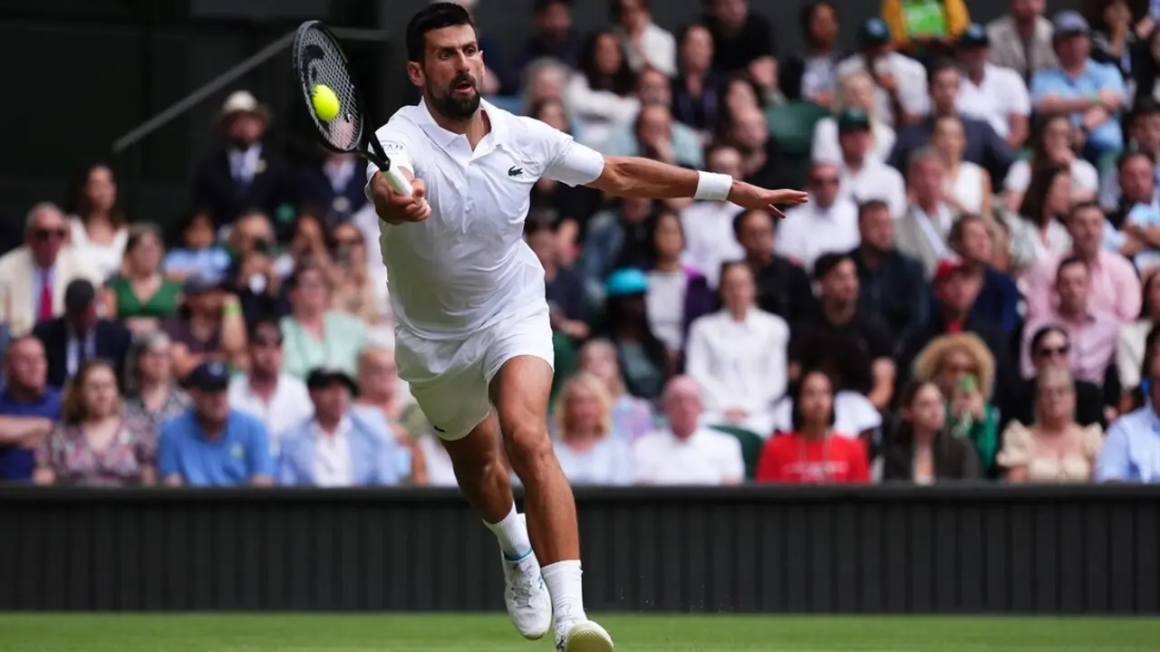 El tenista serbio Novak Djokovic en acci&oacute;n contra su compatriota Miomir Kecmanovic durante su partido de tercera ronda individual masculino, en la sexta jornada del Campeonato de Wimbledon 2025. / Mike Egerton