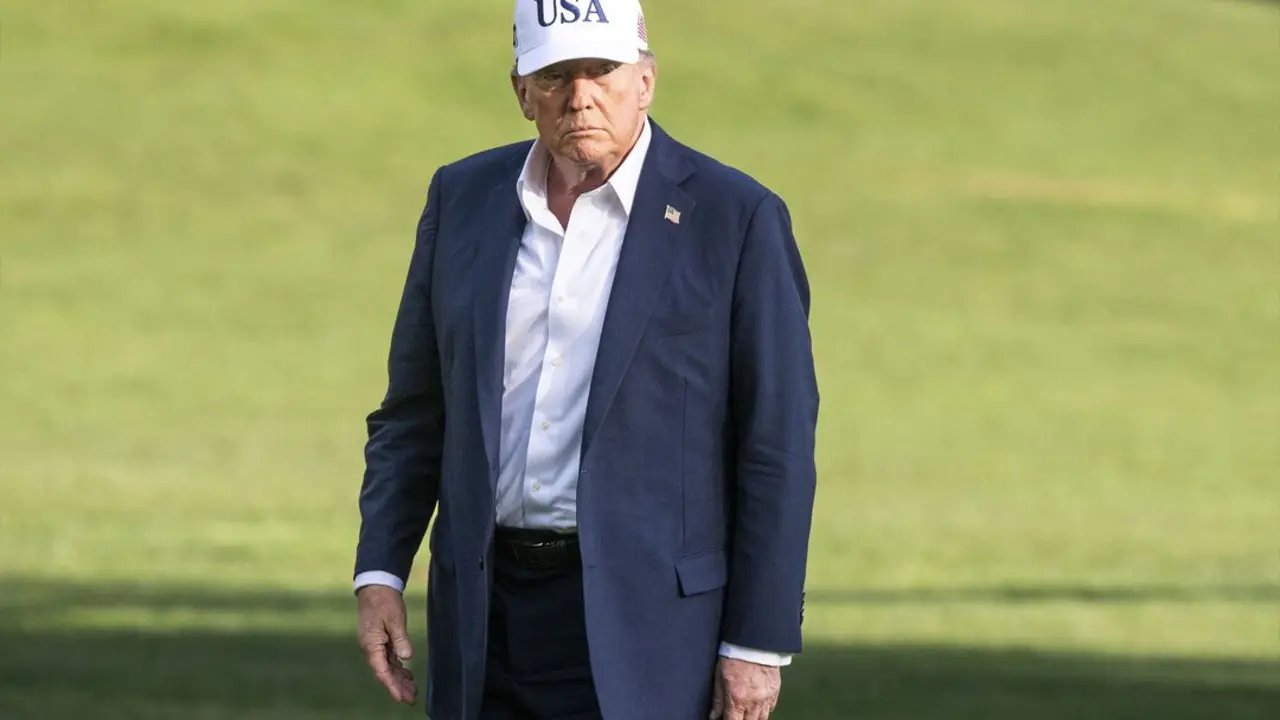 El presidente estadounidense, Donald Trump, observa tras regresar a la Casa Blanca en Washington, D.C. / Michael Brochstein