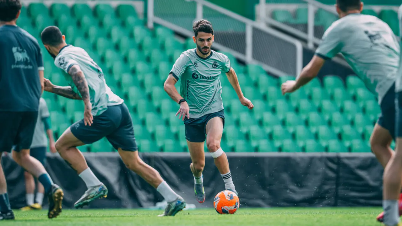 Andr&eacute;s durante un entrenamiento con el Racing. / RRC