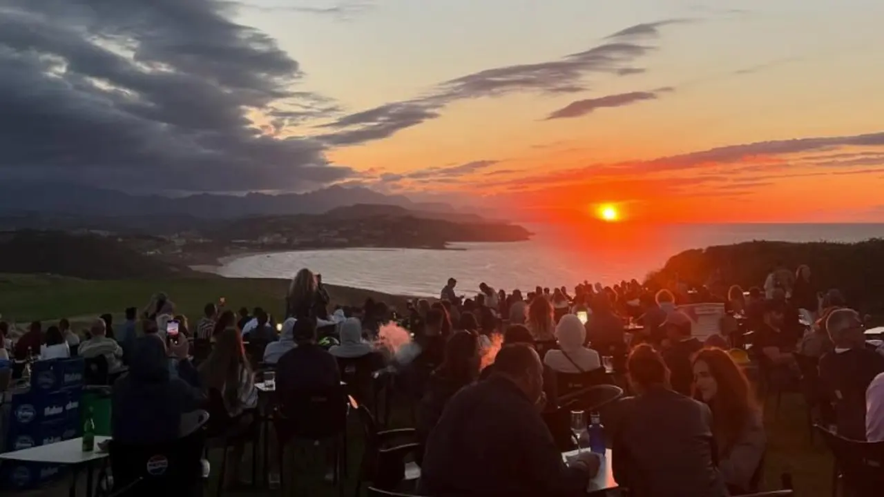 Varias personas disfrutan del atardecer en 'el Rayo Verde'. / R.V.
