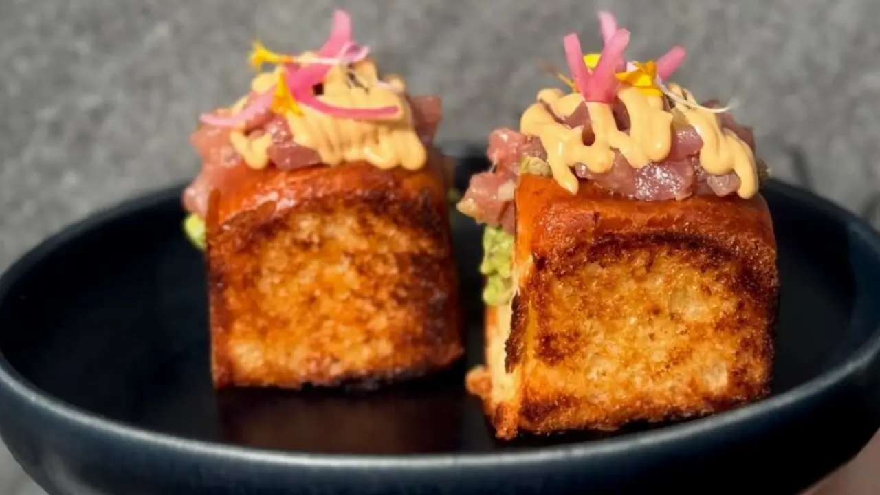Brioche de at&uacute;n con aguacate, uno de los m&aacute;s aclamados del local. / M.G.