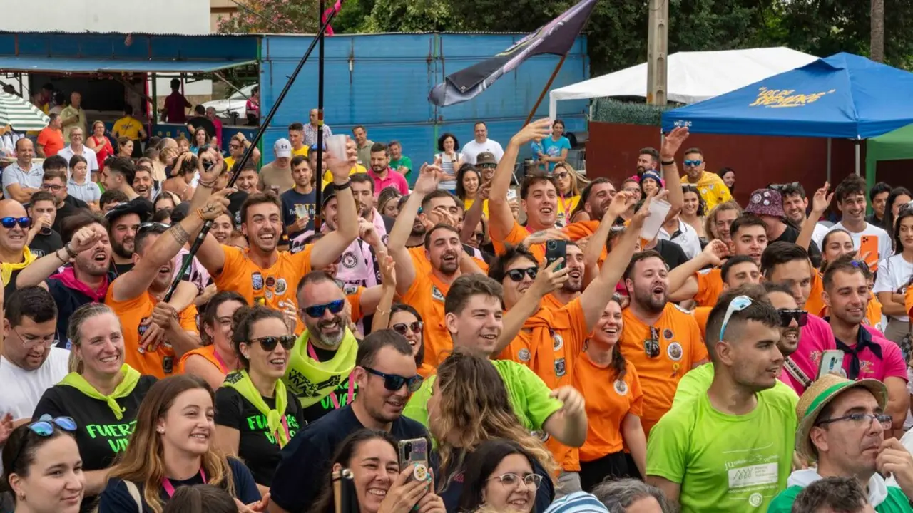 Las pe&ntilde;as de Camargo disfrutan del inicio de las fiestas del Carmen. / A.C.