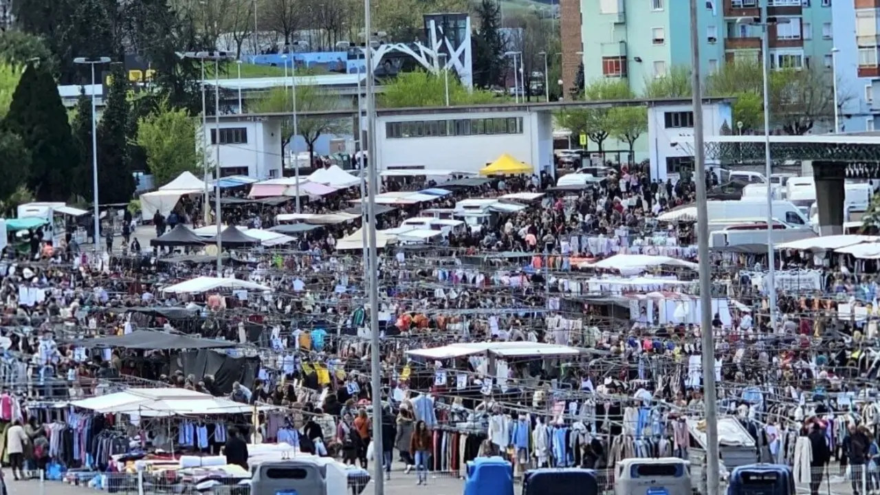 Centenares de personas disfrutan del mercadillo de los jueves en Torrelavega. / A.E.