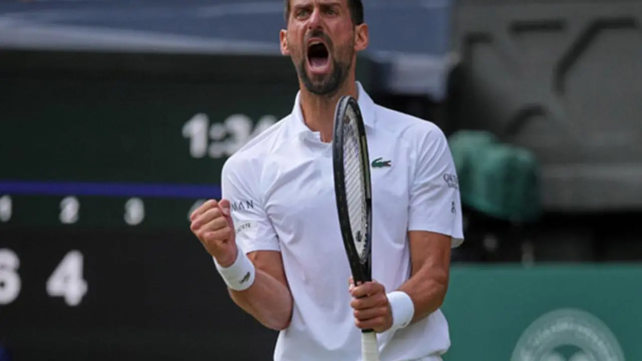 El tenista serbio Novak Djokovic celebra la victoria. / x