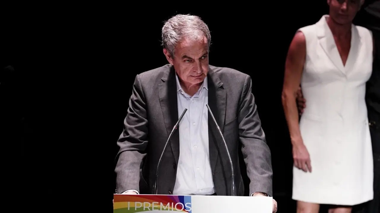 El expresidente del Gobierno Jos&eacute; Luis Rodr&iacute;guez Zapatero interviene durante la gala de entrega de los I Premios Pedro Zerolo. / A. P&eacute;rez Meca