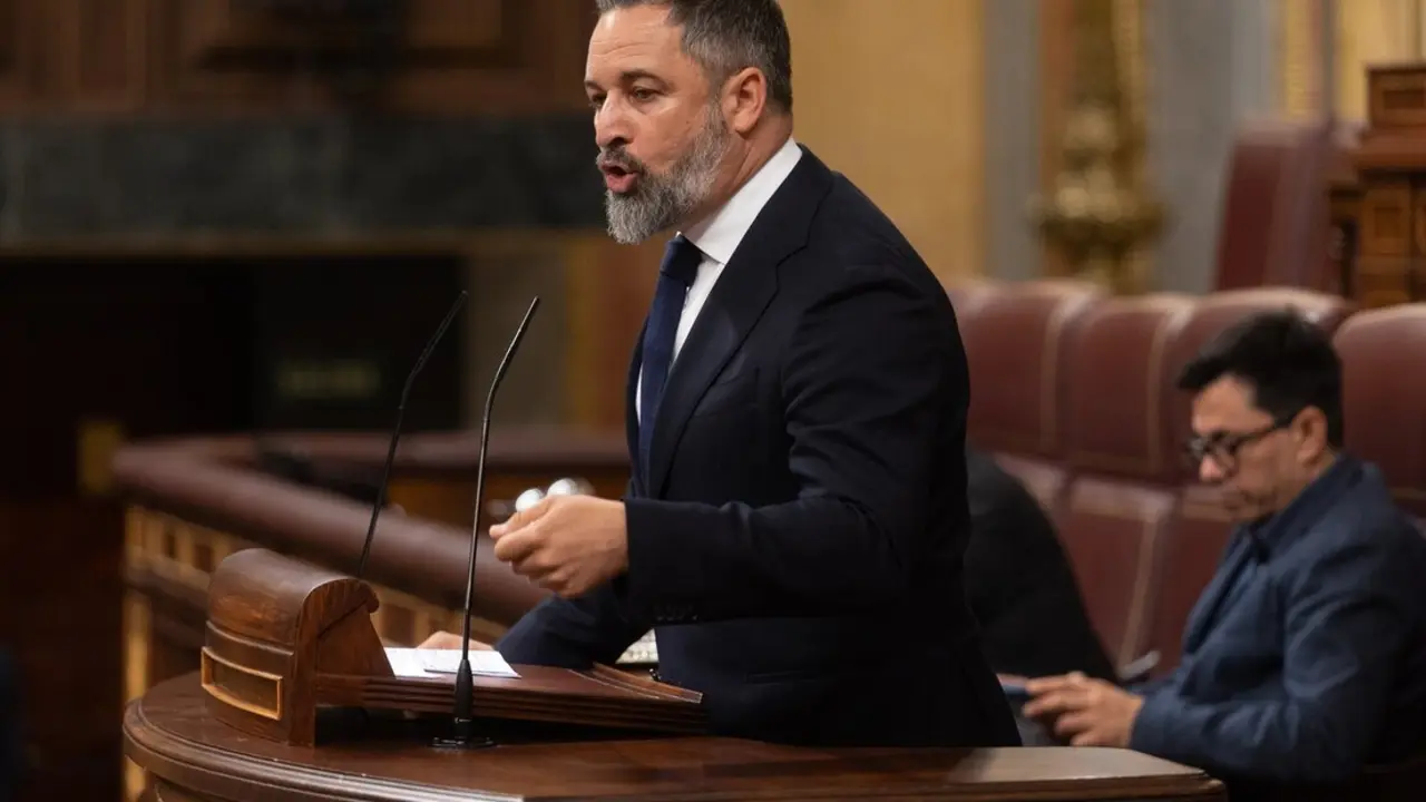 El presidente de VOX, Santiago Abascal, interviene durante un pleno extraordinario, en el Congreso de los Diputado. / Eduardo Parra