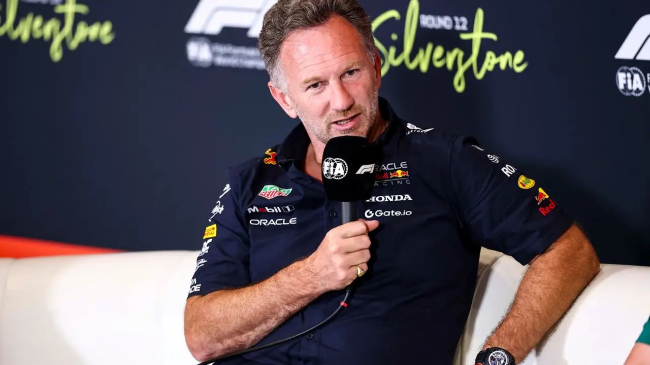 Christian Horner, director del equipo Red Bull Racing,  en el circuito de Silverstone. / Eric Alonso