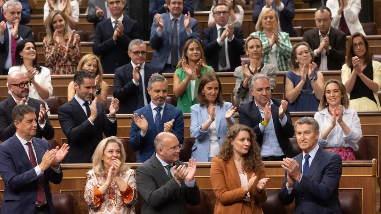 (I-D) El secretario general del PP, Miguel Tellado; la portavoz del PP en el Congreso, Ester Mu&ntilde;oz y el presidente del PP, Alberto N&uacute;&ntilde;ez Feij&oacute;o, durante un pleno extraordinario, en el Congreso de los Diputados. / Eduardo Parra