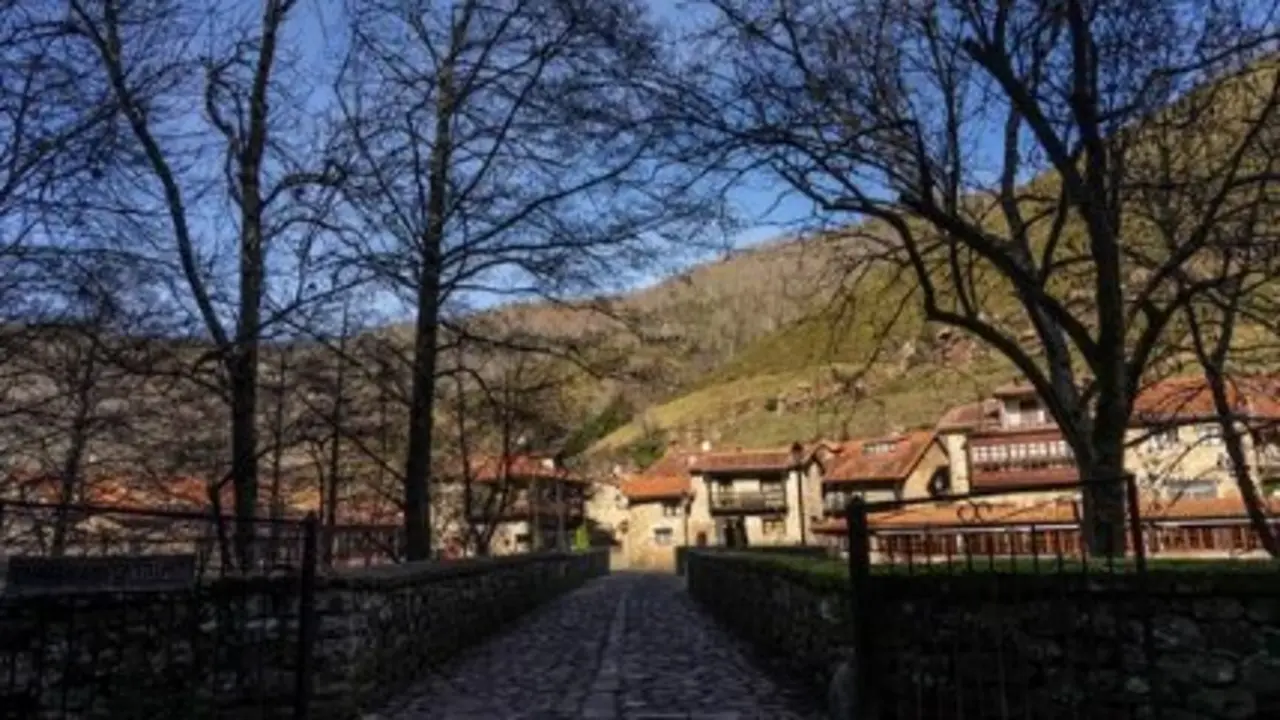 B&aacute;rcena Mayor con sus tradicionales casas de piedra en la sierra c&aacute;ntabra en un d&iacute;a soleado. / A.S.