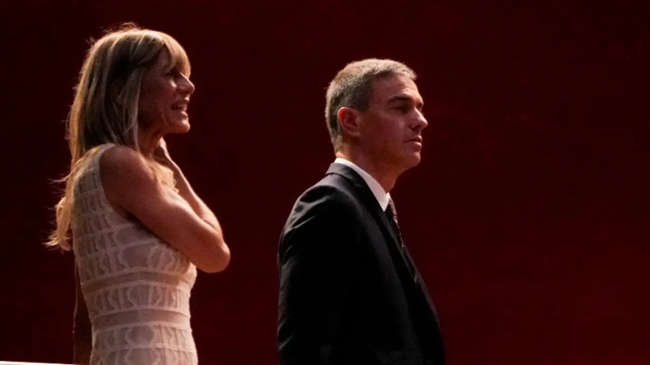 El presidente del Gobierno, Pedro S&aacute;nchez, y su mujer, Bego&ntilde;a G&oacute;mez, a su llegada a la entrega del Premio Donostia a Pedro Almod&oacute;var. / Unanue