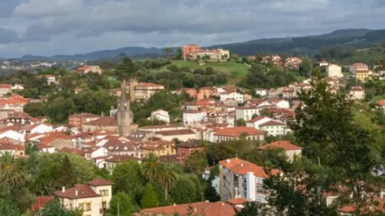 Vista panor&aacute;mica de Comillas y su iglesia. / A.S.